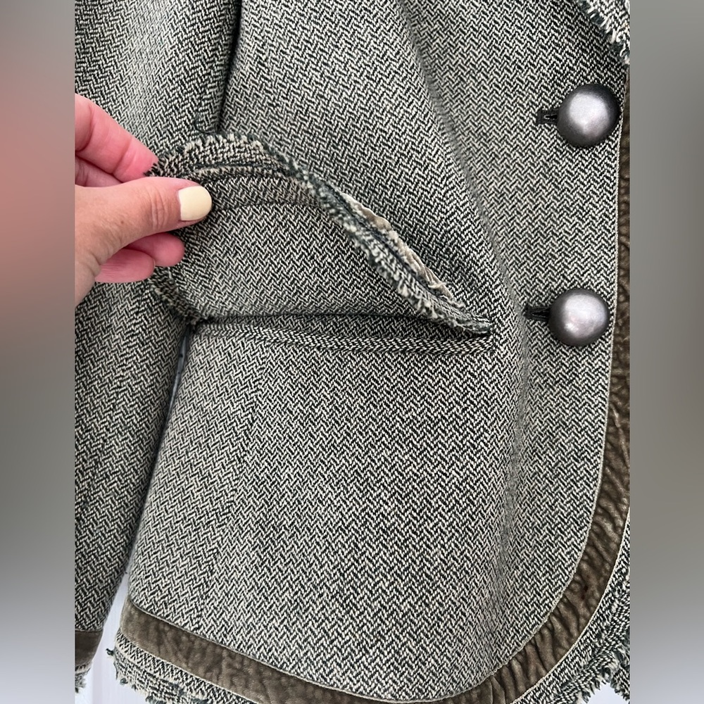 Blazer - Picture 3 of 6
